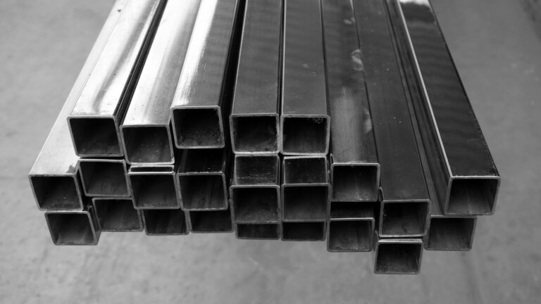 aluminum square pipes being presented on top of a metal shelf